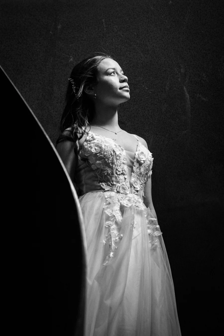 Retrato de quinceañera con luz dramática