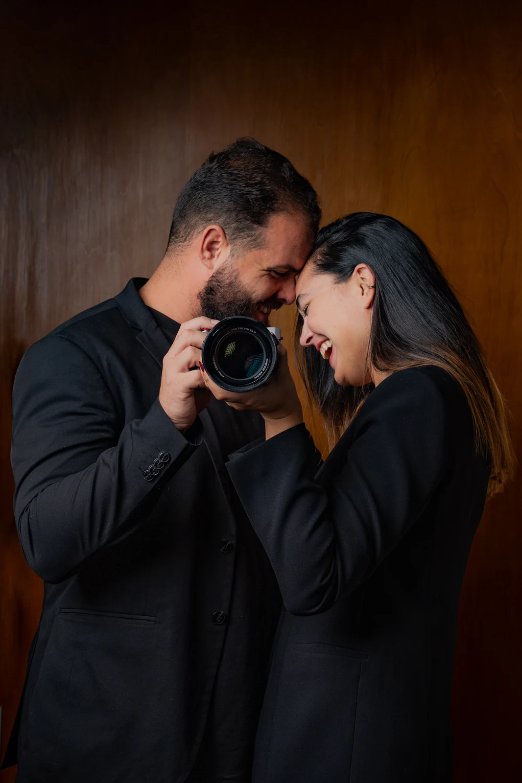 David y Eve, fotógrafos de Luréa Studio, sesión de retrato riendo con cámara