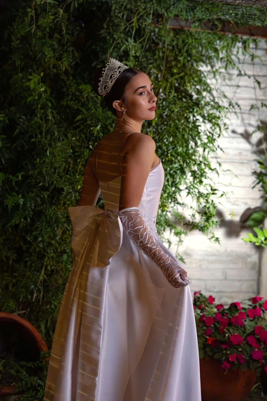 Quinceañera con corona en el jardín