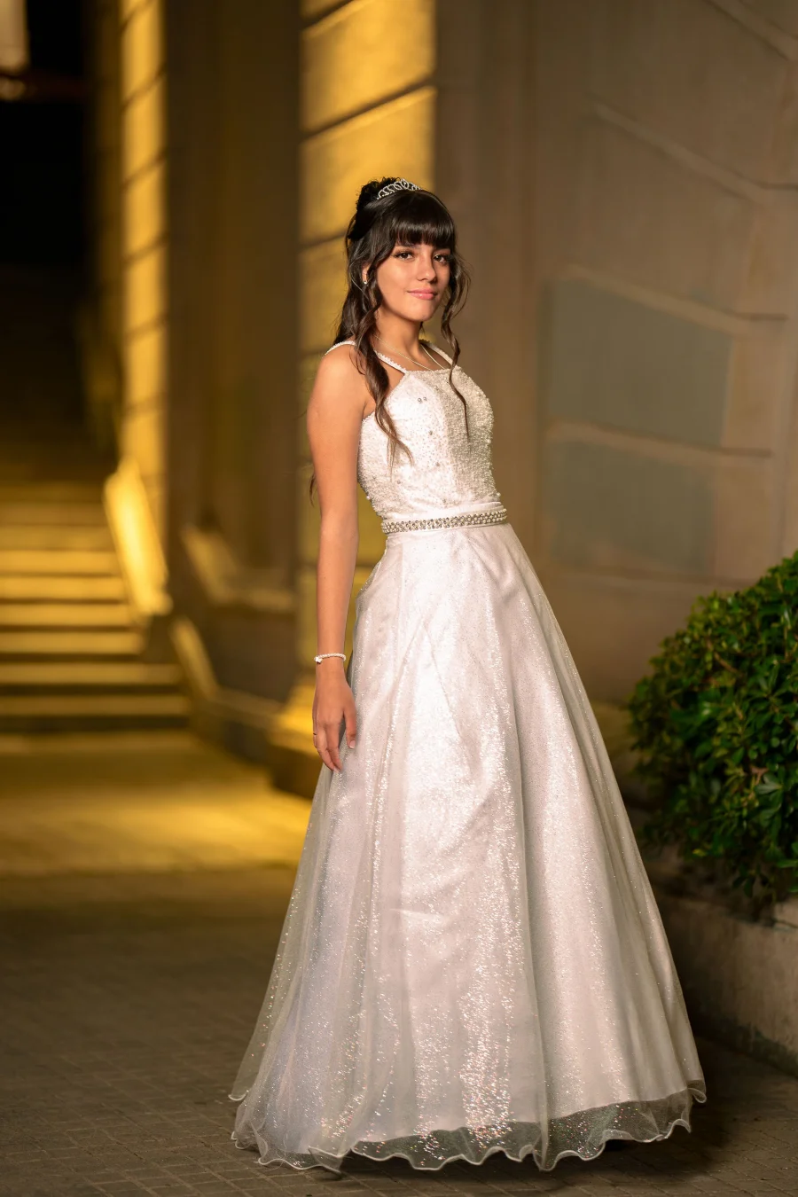 Quinceañera con vestido blanco y plateado