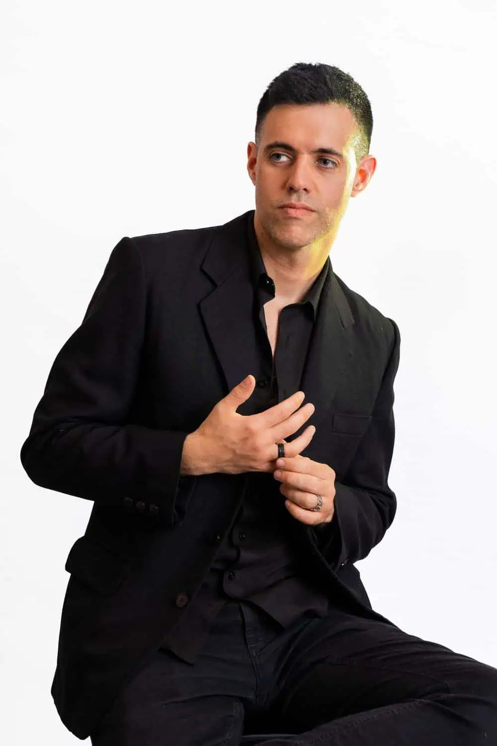 Hombre de traje negro en el estudio