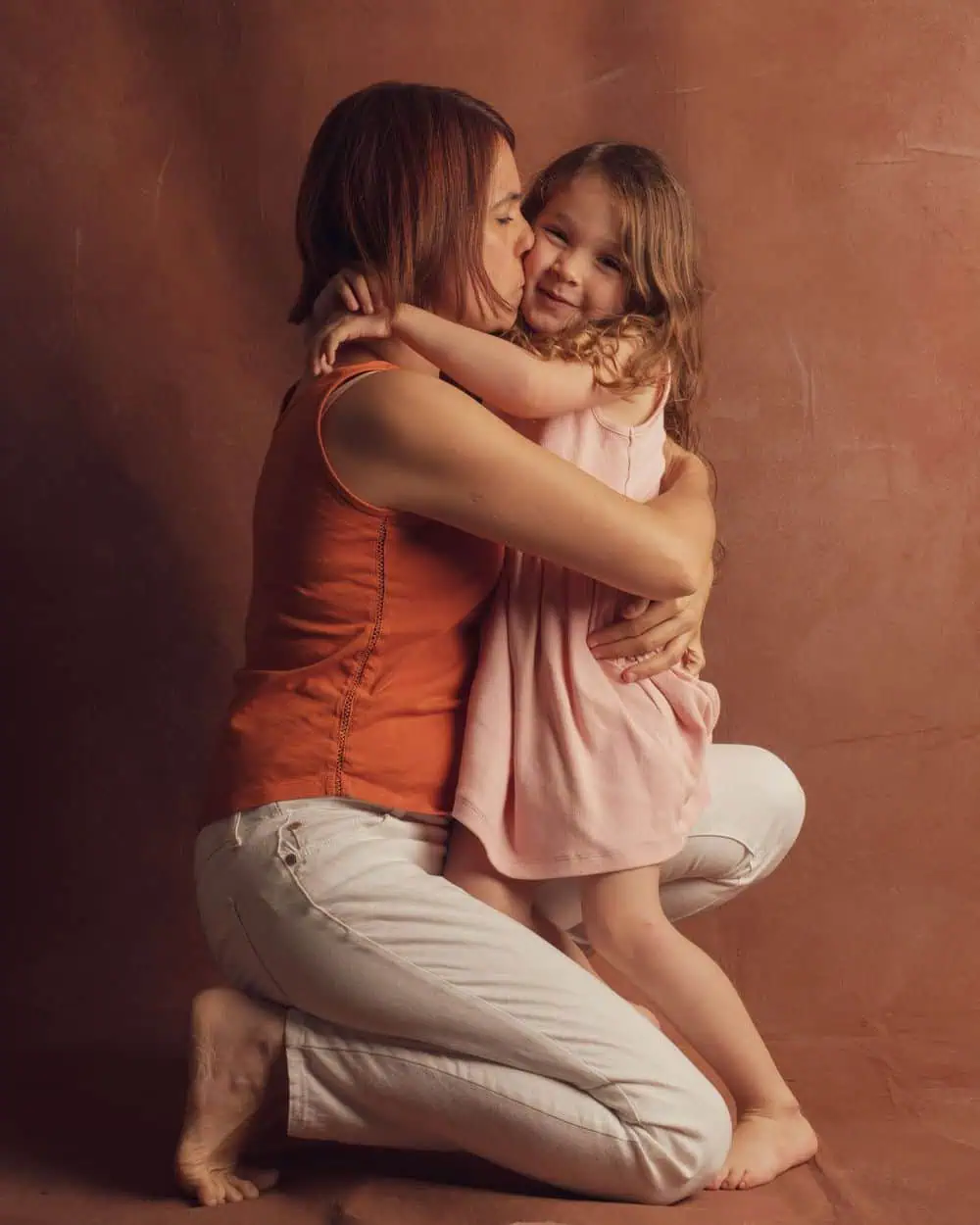 Madre e hija abrazadas en el estudio