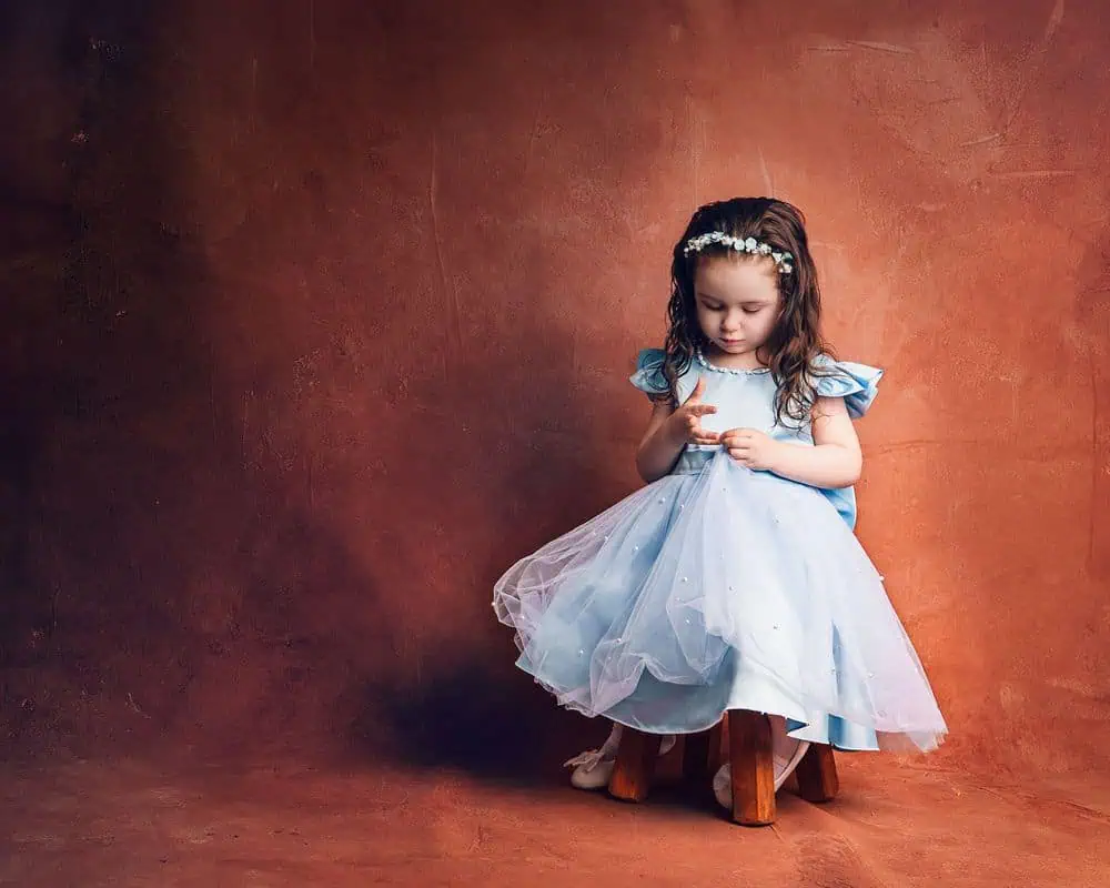 Niña con vestido azul en el estudio